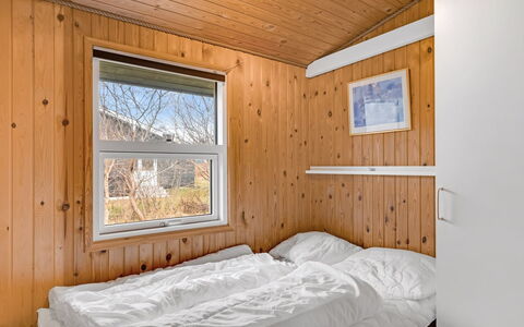 Ruse - 600M from the Sea: Holz, Schlafzimmer, Decke, Bett, Bettdecke, Bedding, Bettrahmen, Hartholz, Holzbeize, Zimmer