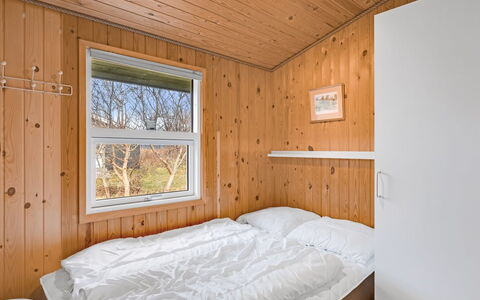 Ruse - 600M from the Sea: Holz, Schlafzimmer, Bett, Interior Design, Flooring, Fussboden, Decke, Bedding, Hartholz, Holzbeize