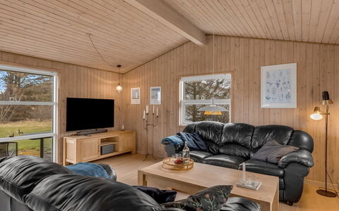Ruse - 600M from the Sea: Holz, Decke, Interior Design, Zuhause, Fussboden, Zimmer, Wohnzimmer, Hartholz, Holzbeize, Hütte