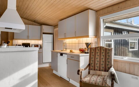 Ruse - 600M from the Sea: Holz, Küche, Countertop, Interior Design, Flooring, Decke, Möbel, Fussboden, Cabinetry, Zimmer