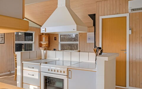 Ruse - 600M from the Sea: Küche, Countertop, Interior Design, Holz, Decke, Flooring, Küchengerät, Light Fixture, Cabinetry, Möbel