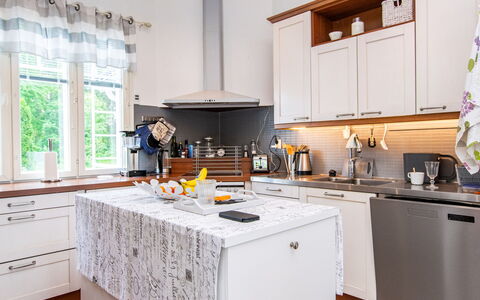 Koivuranta: Küche, Countertop, Küchengerät, Interior Design, Cabinetry, Flooring, Major Appliance, Möbel, Zuhause, Haushaltsgerät