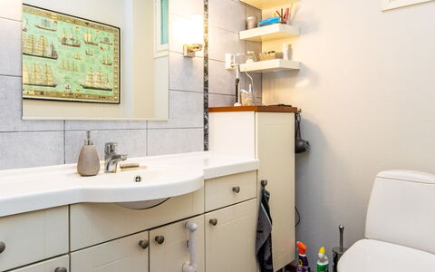 Koivuranta: Bad Sink, Badezimmer, Armatur, Sinken, Interior Design, Flooring, Badezimmerschrank, Installation, Fussboden, Zapfhahn