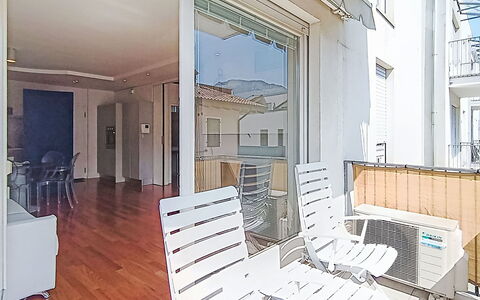Gigi: Fussboden, Interior Design, Flooring, Wohnung, Decke, Zuhause, Balkon, Daylighting, Holzbeize, Stuhl