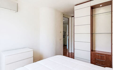 Caminito: Möbel, Bett, Flooring, Interior Design, Holz, Schlafzimmer, Fussboden, Cabinetry, Zimmer, Decke