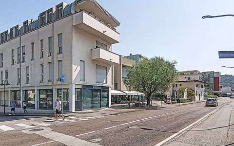 Gigi: Wohnung, Urban Design, Eigentumswohnung, Geschäftshaus, Mischnutzung, Familienauto, Bürgersteig, Luxus-Fahrzeug, Mittelklasse-Pkw, Balkon