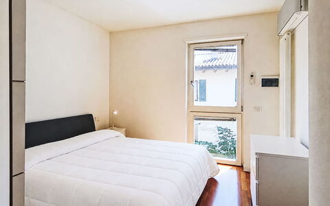 Gigi: Bett, Schlafzimmer, Interior Design, Wand, Fussboden, Flooring, Bettdecke, Holz, Bedding, Zimmer