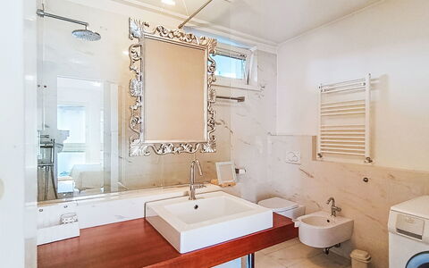 Gigi: Interior Design, Armatur, Badezimmer, Bad Sink, Wand, Flooring, Sinken, Spiegel, Fussboden, Zapfhahn