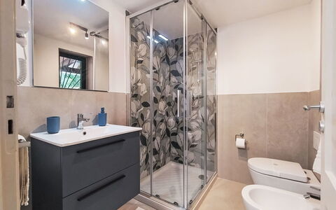 Cala Isulidda: Badezimmer, Flooring, Armatur, Fussboden, Interior Design, Sinken, Badezimmerschrank, Bad Sink, Zapfhahn, Toilette