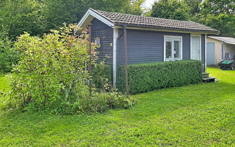 Lötstugan: Gras, Strauch, Haus, Hütte, Garten, Dach, Zuhause, Abstellgleis, Grundstueck