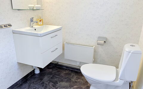 Lötstugan: Bad Sink, Armatur, Flooring, Sinken, Fussboden, Badezimmer, Interior Design, Badezimmerschrank, Zapfhahn, Installation