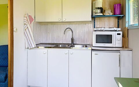 Lötstugan: Küche, Holz, Spüle, Interior Design, Flooring, Sinken, Fussboden, Countertop, Major Appliance, Armatur