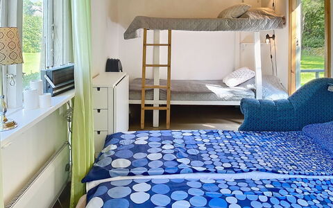 Lötstugan: Möbel, Bett, Schlafzimmer, Interior Design, Holz, Fussboden, Bettdecke, Flooring, Bedding, Textil