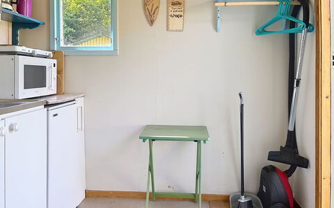 Lötstugan: Flooring, Fussboden, Zimmer, Möbel, Decke, Farbe, Holzbeize, Cabinetry, Schublade, Regale