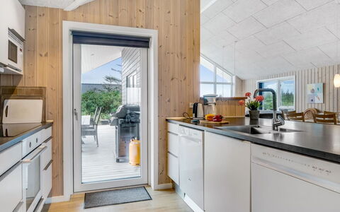 Arsi - 350M from the Sea: Holz, Küche, Flooring, Zuhause, Countertop, Fussboden, Major Appliance, Holzboden, Decke, Hartholz
