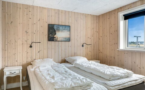 Arsi - 350M from the Sea: Schlafzimmer, Holz, Bett, Bettdecke, Decke, Bedding, Fussboden, Bettrahmen, Zimmer, Hartholz