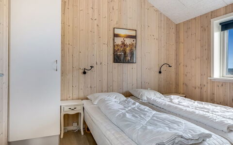 Arsi - 350M from the Sea: Holz, Schlafzimmer, Bett, Decke, Fussboden, Bettdecke, Interior Design, Bedding, Flooring, Bettrahmen