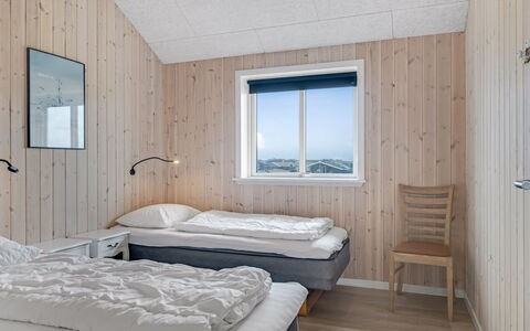 Arsi - 350M from the Sea: Schlafzimmer, Einfrieren, Eiskappe, Bedding, Winter, Daylighting, Schnee, Bett, Planke, Bettdecke