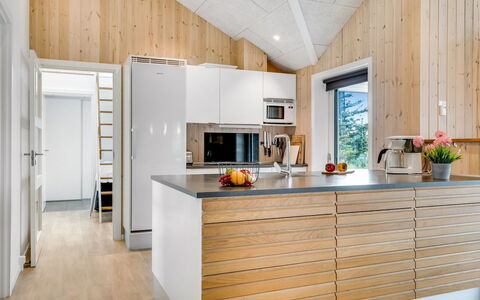 Arsi - 350M from the Sea: Holz, Küche, Flooring, Interior Design, Holzboden, Countertop, Haushaltsgerät, Küchengerät, Fussboden, Möbel