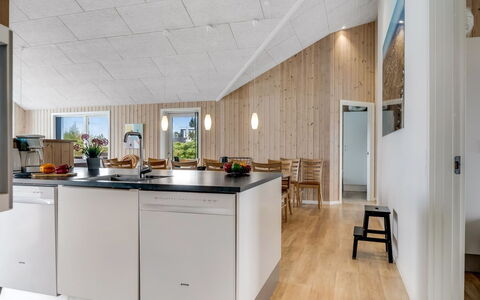 Arsi - 350M from the Sea: Küche, Holz, Decke, Interior Design, Flooring, Countertop, Möbel, Light Fixture, Küche & Esszimmer Tisch, Zuhause