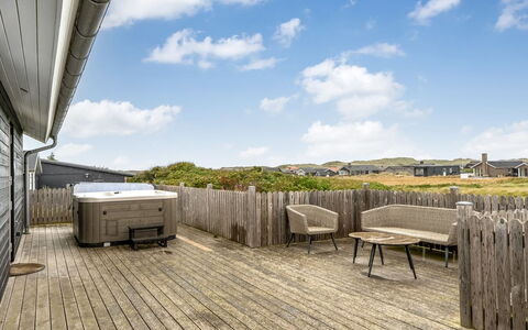 Arsi - 350M from the Sea: Holz, Zuhause, Hartholz, Planke, Holzbeize, Holzboden, Deck, Holz, Daylighting, Balkon