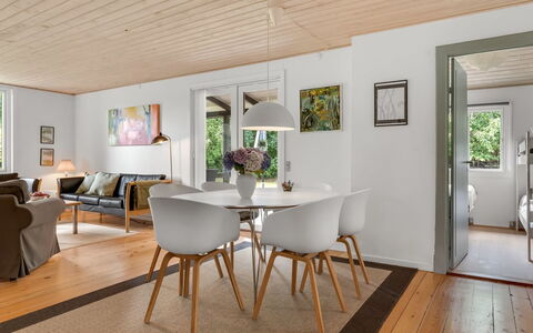 Elenora - 200M from the Sea: Möbel, Interior Design, Flooring, Fussboden, Holzboden, Holz, Tabelle, Decke, Stuhl, Esszimmer