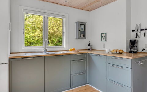 Elenora - 200M from the Sea: Küche, Flooring, Holz, Countertop, Küchengerät, Cabinetry, Interior Design, Fussboden, Möbel, Major Appliance