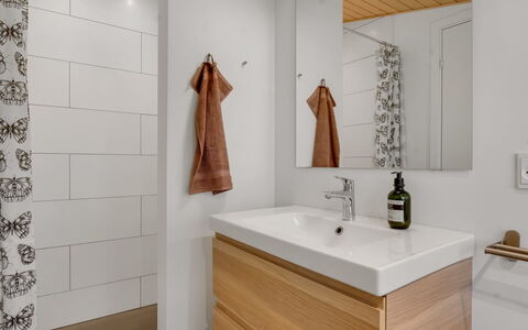 Elenora - 200M from the Sea: Flooring, Interior Design, Fussboden, Armatur, Bad Sink, Badezimmer, Badezimmerschrank, Sinken, Cabinetry, Zapfhahn