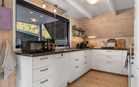 Ilsebeth - from the Sea: Küche, Countertop, Holz, Küchengerät, Interior Design, Major Appliance, Flooring, Decke, Möbel, Cabinetry
