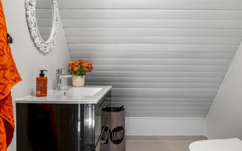 Ilsebeth - from the Sea: Flooring, Fussboden, Interior Design, Decke, Armatur, Installation, Holzbeize, Badezimmer, Design, Sinken