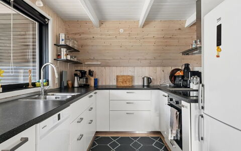 Ilsebeth - from the Sea: Küche, Countertop, Küchengerät, Holz, Major Appliance, Flooring, Haushaltsgerät, Interior Design, Decke, Cabinetry