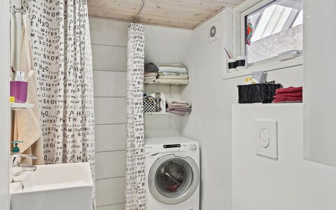 Ilsebeth - from the Sea: Waschmaschine, Wäschekammer, Interior Design, Wäschetrockner, Flooring, Fussboden, Major Appliance, Zimmer, Wäsche, Decke