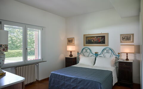 Casa Mancini, Holiday Villa, San Galgano: Bett, Möbel, Schlafzimmer, Interior Design, Bettdecke, Bedding, Flooring, Linens, Bilderrahmen, Fussboden