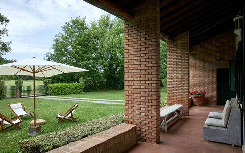 Casa Mancini, Holiday Villa, San Galgano: Strauch, Garten, Backstein, Möbel, Rasen, Gartenmöbel, Ground, Estate, Hinterhof, Schatten