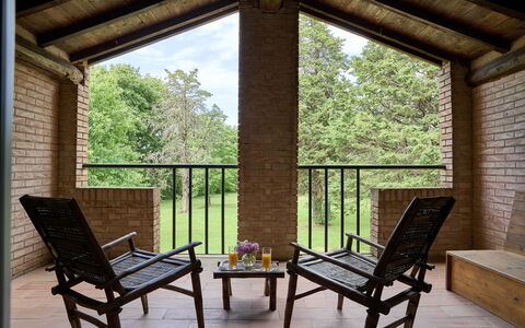 Casa Mancini, Holiday Villa, San Galgano: Holz, Möbel, Interior Design, Veranda, Stuhl, Holzbeize, Hartholz, Gartenmöbel, Schatten, Decke