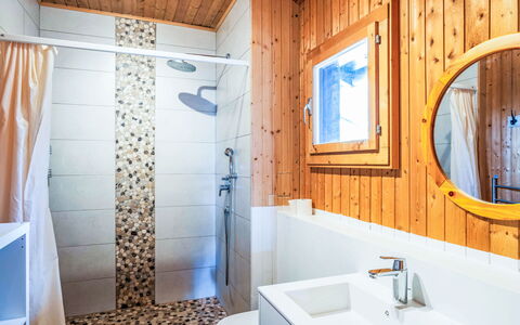 Les Marmottes: Flooring, Holz, Fussboden, Interior Design, Armatur, Decke, Badezimmer, Beleuchtung, Zapfhahn, Zimmer