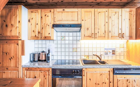 Les Marmottes: Holz, Küche, Cabinetry, Major Appliance, Holzbeize, Countertop, Einfrieren, Schnee, Hartholz, Küchengerät