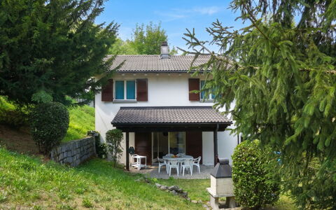 Casa Alenzino: Haus, Strauch, Wohngebiet, Dach, Zuhause, Hütte, Garten, Rasen, Bauernhaus