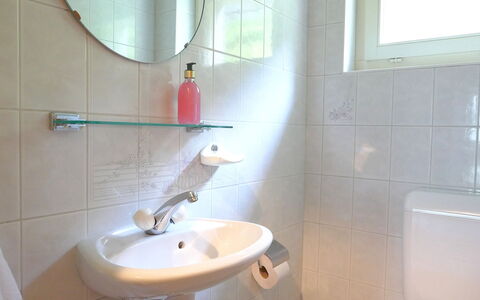 Casa Alenzino: Bad Sink, Badezimmer, Armatur, Wand, Sinken, Interior Design, Zapfhahn, Installation, Flooring, Spiegel