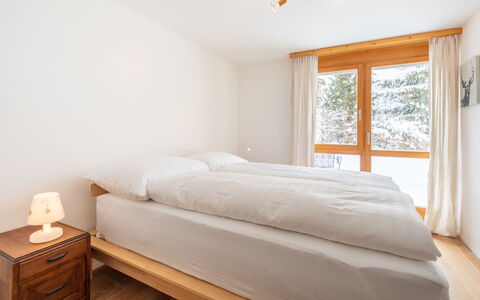 Casa Collina 5I-02: Bett, Interior Design, Schlafzimmer, Holz, Flooring, Möbel, Fussboden, Bettdecke, Bedding, Decke