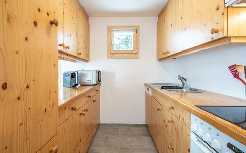 Casa Collina 5I-02: Holz, Küche, Decke, Interior Design, Flooring, Countertop, Cabinetry, Zimmer, Holzbeize, Schublade