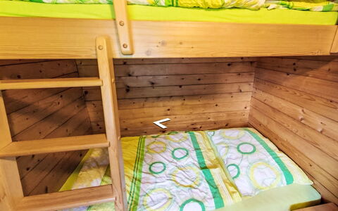 Velke Karlovice 300: Etagenbett, Holz, Schlafzimmer, Fussboden, Bett, Flooring, Holzbeize, Bedding, Wohnheim, Herberge