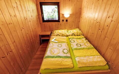 Velke Karlovice 300: Holz, Schlafzimmer, Holzbeize, Bettrahmen, Bett, Hartholz, Planke, Bedding, Bettdecke, Blockhaus