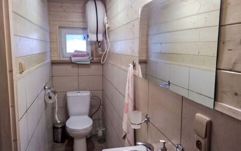 Velke Karlovice 300: Flooring, Holz, Fussboden, Armatur, Bad Sink, Toilette, Badezimmer, Sinken, Toilleten Sitz, Zimmer