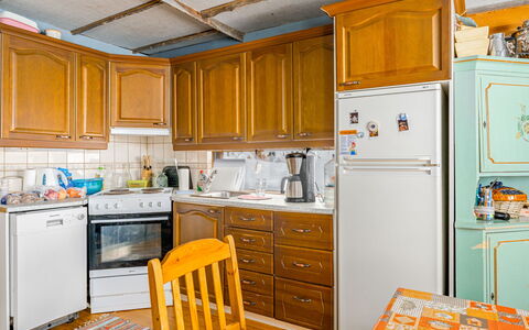 Kivalikkolampi: Küchengerät, Küche, Major Appliance, Cabinetry, Countertop, Kühlschrank, Holz, Interior Design, Flooring, Möbel