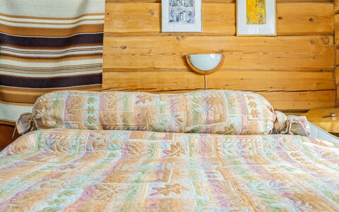 Kivalikkolampi: Möbel, Holz, Schlafzimmer, Bettdecke, Bett, Interior Design, Bedding, Linens, Textil, Fussboden