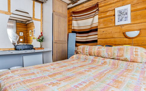 Kivalikkolampi: Holz, Holzbeize, Schlafzimmer, Linens, Hartholz, Bedding, Bettdecke, Blockhaus, Bett, Planke