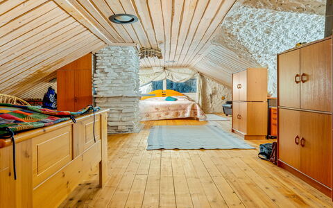 Kivalikkolampi: Holz, Decke, Schlafzimmer, Interior Design, Möbel, Zimmer, Dachboden, Beleuchtung, Zuhause, Bett
