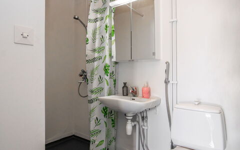 Heinävesi Homes D1: Armatur, Interior Design, Badezimmer, Toilette, Toilleten Sitz, Fussboden, Flooring, Installation, Duschvorhang, Zapfhahn