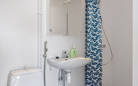 Heinävesi Homes D4: Badezimmer, Armatur, Interior Design, Bad Sink, Sinken, Flooring, Toilette, Zapfhahn, Installation, Fussboden